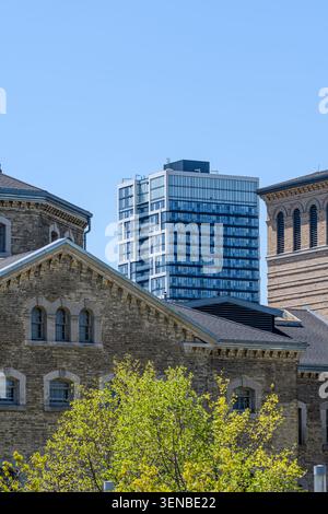 Contrasto tra il vecchio muro della prigione e un edificio moderno sullo sfondo. Elemento architettonico esterno della prigione Don, un punto di riferimento storico. Foto Stock