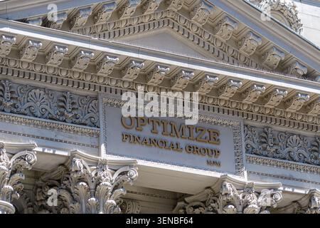 Facciata ornata dell'edificio storico con dettagliate sculture in pietra ed elementi architettonici decorativi. Attualmente gestito da Optimize Financial Grou Foto Stock