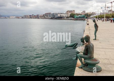 Santander, Spagna - 01 agosto 2024: Sculture di Los Raqueros sul lungomare di Santander, Cantabria, Spagna, con il centro Botín sullo sfondo. Foto Stock