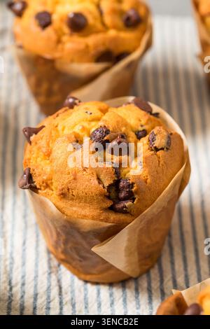 Muffin fatti in casa con patatine al cioccolato dolce per colazione in un Wrapper Foto Stock