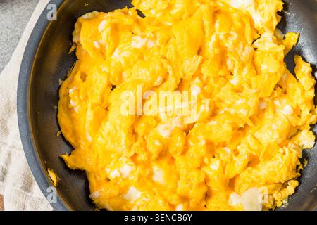 Sane uova strapazzate fatte in casa in padella per colazione Foto Stock