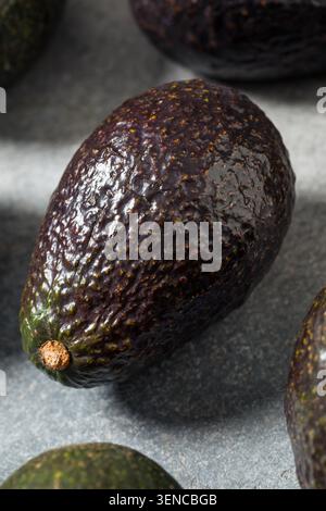Avocado verdi crudi biologici in un mazzo da mangiare Foto Stock