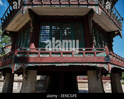 Serie di opere architettoniche che documentano la facciata unica, le strutture del tetto e il Dancheong di Jibokjae a Seul, mescolando stili Joseon e cinesi. Foto Stock