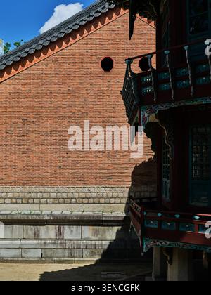 Serie di opere architettoniche che documentano la facciata unica, le strutture del tetto e il Dancheong di Jibokjae a Seul, mescolando stili Joseon e cinesi. Foto Stock