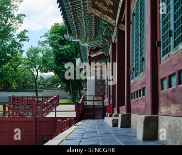 Serie di opere architettoniche che documentano la facciata unica, le strutture del tetto e il Dancheong di Jibokjae a Seul, mescolando stili Joseon e cinesi. Foto Stock