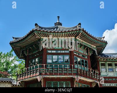 Serie di opere architettoniche che documentano la facciata unica, le strutture del tetto e il Dancheong di Jibokjae a Seul, mescolando stili Joseon e cinesi. Foto Stock