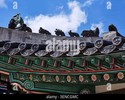 Serie di opere architettoniche che documentano la facciata unica, le strutture del tetto e il Dancheong di Jibokjae a Seul, mescolando stili Joseon e cinesi. Foto Stock
