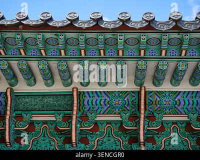 Serie di opere architettoniche che documentano la facciata unica, le strutture del tetto e il Dancheong di Jibokjae a Seul, mescolando stili Joseon e cinesi. Foto Stock