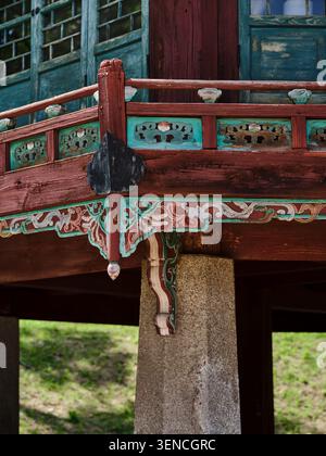 Serie di opere architettoniche che documentano la facciata unica, le strutture del tetto e il Dancheong di Jibokjae a Seul, mescolando stili Joseon e cinesi. Foto Stock