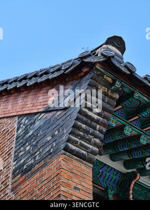 Serie di opere architettoniche che documentano la facciata unica, le strutture del tetto e il Dancheong di Jibokjae a Seul, mescolando stili Joseon e cinesi. Foto Stock