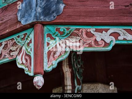 Serie di opere architettoniche che documentano la facciata unica, le strutture del tetto e il Dancheong di Jibokjae a Seul, mescolando stili Joseon e cinesi. Foto Stock