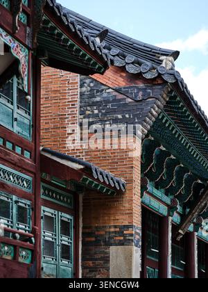 Serie di opere architettoniche che documentano la facciata unica, le strutture del tetto e il Dancheong di Jibokjae a Seul, mescolando stili Joseon e cinesi. Foto Stock