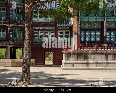Serie di opere architettoniche che documentano la facciata unica, le strutture del tetto e il Dancheong di Jibokjae a Seul, mescolando stili Joseon e cinesi. Foto Stock