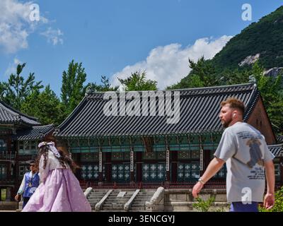 Serie di opere architettoniche che documentano la facciata unica, le strutture del tetto e il Dancheong di Jibokjae a Seul, mescolando stili Joseon e cinesi. Foto Stock
