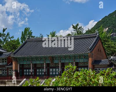 Serie di opere architettoniche che documentano la facciata unica, le strutture del tetto e il Dancheong di Jibokjae a Seul, mescolando stili Joseon e cinesi. Foto Stock