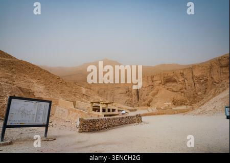 Vista panoramica della Valle dei Re a Luxor, Egitto, circondata da aride montagne desertiche e scogliere rocciose. Questo archeologo patrimonio dell'umanità dell'UNESCO Foto Stock