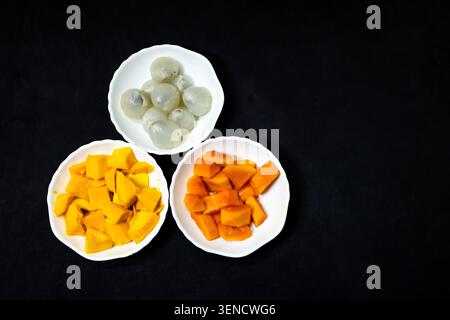 piatto fresco di papaya mango e litchi di frutta che sfoggia vivaci colori naturali Foto Stock