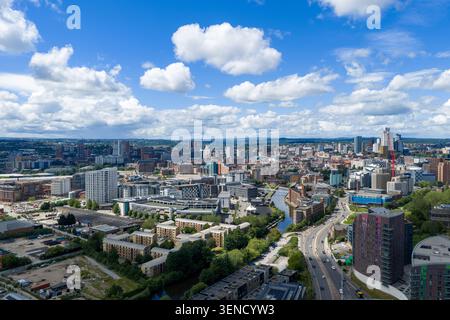 Vista aerea panoramica del centro di Leeds, con il canale di Leeds e Liverpool, lo skyline moderno degli edifici residenziali e degli altri edifici commerciali Foto Stock