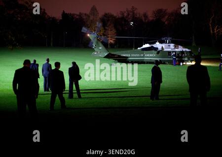 Quello marino, portando il Presidente Barack Obama e la First Lady Michelle Obama, terre, Marzo 31, 2009, a Winfield House di Londra, Inghilterra. Gazzetta White House Photo by Pete Souza Foto Stock