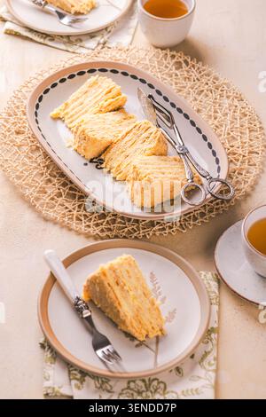 Fetta di deliziosa torta al miele a strati Foto Stock