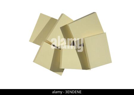 un mucchio di post-its giallo isolato su sfondo bianco Foto Stock