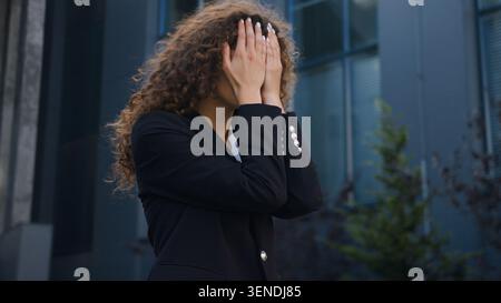 Disperazione stanca donna d'affari caucasica che soffre di perdita di lavoro problema di disoccupazione in città donna d'affari ragazza lavoratrice lavoratrice donna datore di lavoro soffre con il lavoro Foto Stock