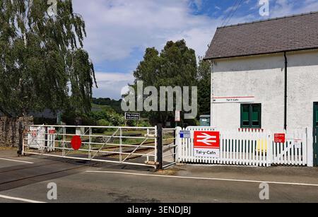 Tal -y - Cafn Station e Level Crossing nella valle del fiume Conway sulla linea ferroviaria dall'incrocio di Llandudno a Blaenau Ffestiniog. Foto Stock