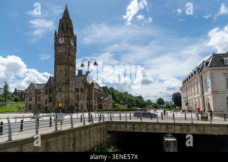Rochdale Town Hall e spianata nel centro della città di Greater Manchester, Inghilterra nordoccidentale. Foto Stock
