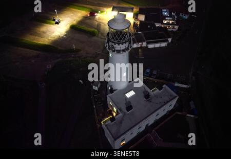 Il faro di Flamborough Head di notte è un faro attivo situato sulla costa frastagliata del Giurassico di Flamborough, nell'East Yorkshire. Foto Stock