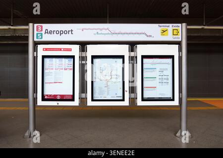 Cartelli informativi e mappe di transito presso la stazione della metropolitana Aeroport di Valencia, Spagna, Europa Foto Stock