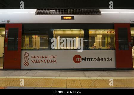 Vista esterna di un treno Metrovalencia stazionario presso un binario della metropolitana a Valencia, Spagna Foto Stock