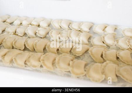 Tradizionale varenyky ucraino fatto a mano su un rustico tavolo in legno Foto Stock
