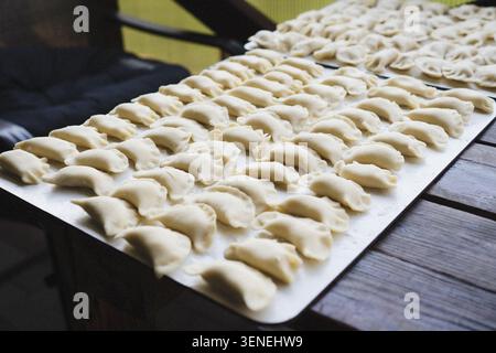 Tradizionale varenyky ucraino fatto a mano su un rustico tavolo in legno Foto Stock