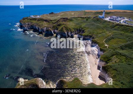 Flamborough Head Lighthouse è un faro attivo situato sulla costa frastagliata del Giurassico di Flamborough, nell'East Yorkshire. Inghilterra Foto Stock