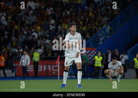 Spagna contro Iraq - International Friendly A Coruña, Spagna - 4 giugno: Munaf Younus dell'Iraq passa la palla durante un'amichevole internazionale a la Coruña Foto Stock