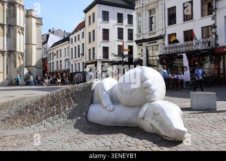 Ai piedi della Cattedrale di nostra Signora, statua di nello e Patrasche, i protagonisti della commovente fiaba "Un cane delle Fiandre", ad Anversa. Foto Stock