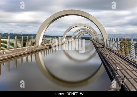 La ruota di Falkirk, un impressionante e moderno ascensore per barche che collega il Canale di Union e il Canale Forth e Clyde nella Scozia centrale. Foto Stock
