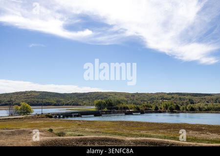 Paesaggio panoramico sul fiume con ponte storico visto dal sito storico nazionale di Fort Anne ad Annapolis Royal, nuova Scozia, Canada, con acque calme Foto Stock