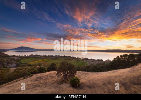 Una fotografia di paesaggio orizzontale e grandangolare mozzafiato che cattura un tramonto spettacolare sul Clear Lake da Bartlett Springs Road a Lake County, California Foto Stock
