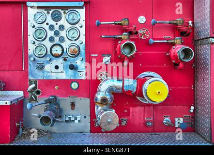 Primo piano delle valvole e dei manometri del pannello di controllo dei camion antincendio in Arizona Foto Stock