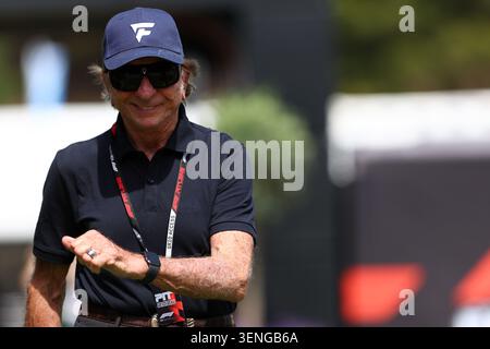 Barcellona, Spagna. 11 giugno 2026. L'ex pilota Emerson Fittipaldi guarda in anteprima in vista del Gran Premio di F1 di Catalunya sul circuito di Montemelo l'11 giugno 2026 a Barcellona, Spagna. Crediti: Marco Canoniero/Alamy Live News Foto Stock