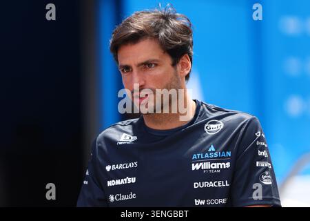 Barcellona, Spagna. 11 giugno 2026. Carlos Sainz della Williams Racing guarda sul Paddock durante le anteprime in vista del Gran Premio di F1 di Catalunya sul circuito di Montemelo l'11 giugno 2026 a Barcellona, in Spagna. Crediti: Marco Canoniero/Alamy Live News Foto Stock