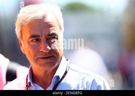 Barcellona, Spagna. 11 giugno 2026. L'ex pilota Carlos Sainz guarda in anteprima in vista del Gran Premio di F1 di Catalunya sul circuito di Montemelo l'11 giugno 2026 a Barcellona, Spagna. Crediti: Marco Canoniero/Alamy Live News Foto Stock