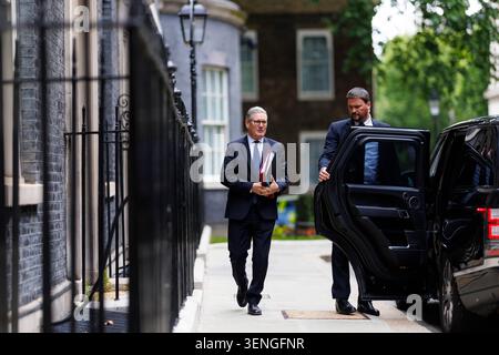 LONDRA, INGHILTERRA, Regno Unito - 10 giugno 2026 - il primo ministro britannico Sir Keir Starmer lascia 10 Downing Street nel centro di Londra, Regno Unito per partecipare ai PMQ (domande del primo ministro) in Parlamento - foto: Geopix/No 10/Simon Dawson Foto Stock