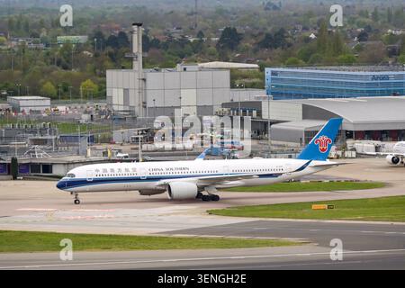 Londra, Inghilterra, Regno Unito - 10 aprile 2026: Airbus A350-900 jet operato da China Southern Airlines in rullaggio al terminal dopo l'atterraggio a Londra heathrow Foto Stock