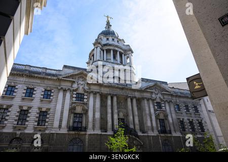 Vista dall'angolo basso della Central Criminal Court, conosciuta come Old Bailey, che mostra la grandiosa architettura neoclassica nel cuore di Londra. Foto Stock