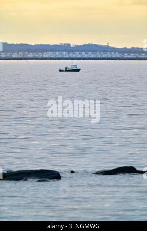 Una barca da pesca lungo l'acqua. Sandy Hook, contea di Monmouth, New Jersey, Stati Uniti. Foto Stock