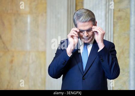Washington, Stati Uniti. 11 giugno 2026. Il segretario al Tesoro Scott Bessent presso il Dipartimento del Tesoro di Washington l'11 giugno 2026. Foto di Yuri Gripas/ABACAPRESS.COM credito: Abaca Press/Alamy Live News Foto Stock