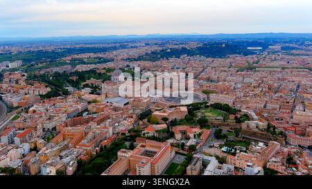 Vista aerea della città del Vaticano con la cupola della Basilica di San Pietro e il paesaggio urbano di Roma verso le colline, la città del Vaticano, Roma, Italia Foto Stock