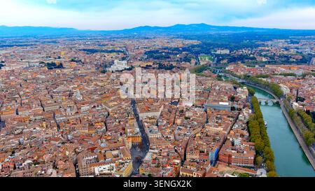 Vista aerea dei tetti del centro storico di Roma, del fiume Tevere, del Vittoriano e del Colosseo sullo skyline, Roma, Lazio, Italia Foto Stock